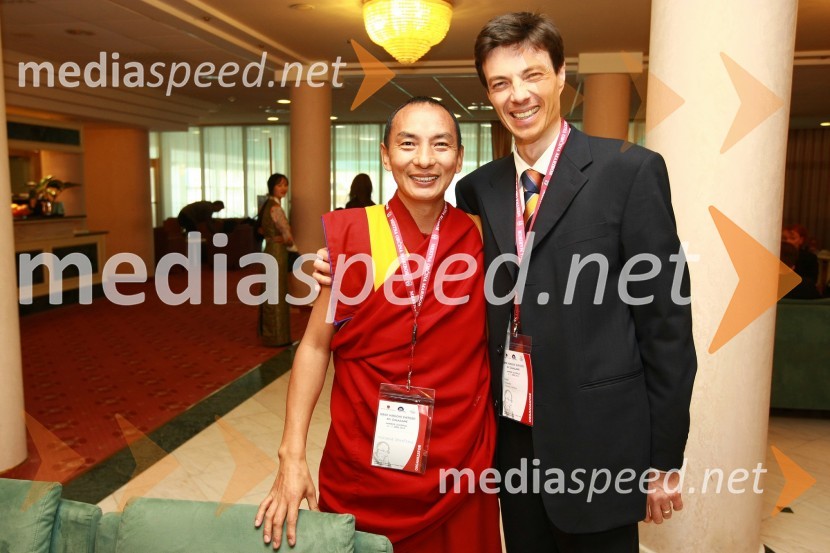 Tibetanski menih in prof. dr. Dejan Dinevski, predstavnik Univerze v Mariboru in Društva Joga v vsakdanjem življenju MariborNjegova svetost, XIV. Dalajlama, predavanje za povabljene goste Sočutje - umetnost sreče