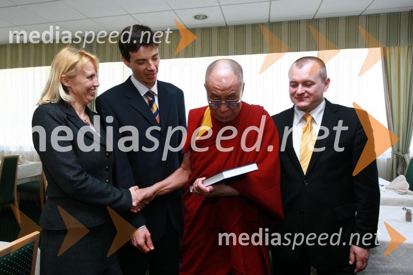 ..., prof. dr. Dejan Dinevski, predstavnik Univerze v Mariboru in Društva Joga v vsakdanjem življenju Maribor, Njegova svetost, XIV. Dalajlama in Franc Kangler, župan Mestne občine MariborNjegova svetost, XIV. Dalajlama, predavanje za povabljene goste Sočutje - umetnost sreče