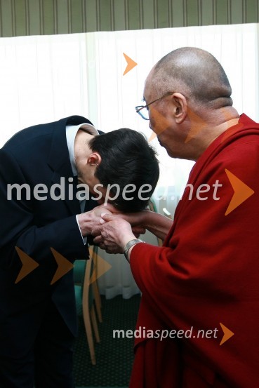 ... in Njegova svetost, XIV. DalajlamaNjegova svetost, XIV. Dalajlama, predavanje za povabljene goste Sočutje - umetnost sreče