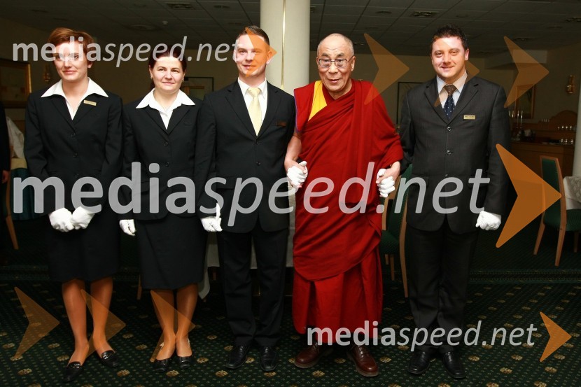 Zaposleni hotela Habakuk in Njegova svetost, XIV. DalajlamaNjegova svetost, XIV. Dalajlama, predavanje za povabljene goste Sočutje - umetnost sreče