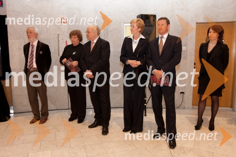 Janez Povše, predsednik Strokovnega sveta SNG Nova Gorica, režiser, Marjeta Pelhan, Sergij Pelhan, nekdanji direktor SNG Nova Gorica, Cvetka Selšek, predsednica uprave SKB, Jernej Kosmač, DZS, sin Cirila Kosmača in Ana Kržišnik, dramaturginjaPogovori, samogovori premiera v SNG Nova Gorica