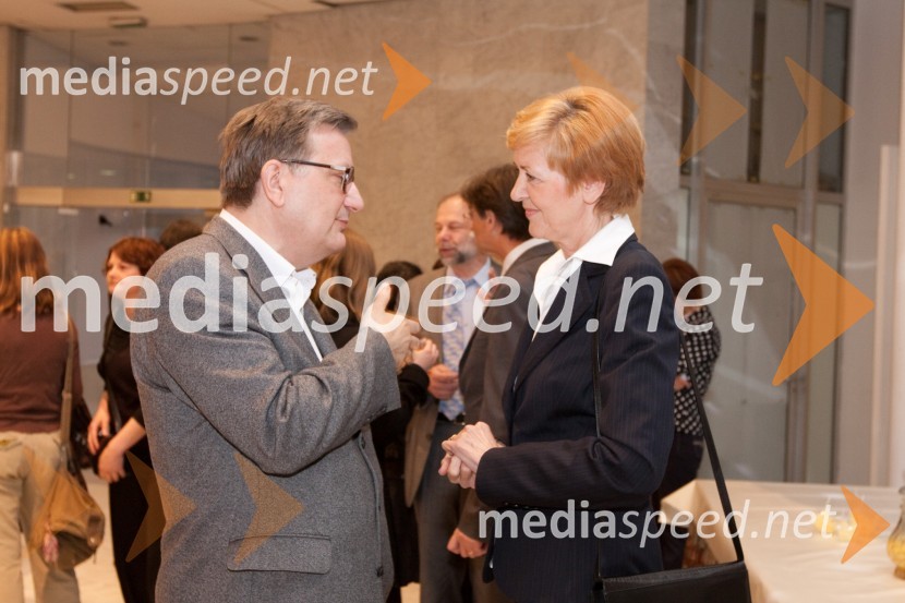 	Slavko Pezdir, novinar in Cvetka Selšek, predsednica uprave SKBPogovori, samogovori premiera v SNG Nova Gorica