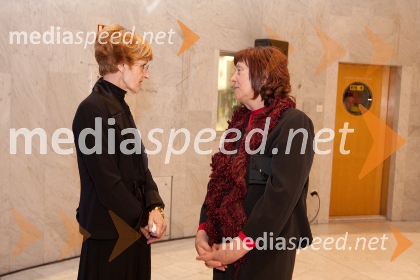 Mojca Kreft, dramaturginja in Marija Mercina, slavistkaPogovori, samogovori premiera v SNG Nova Gorica