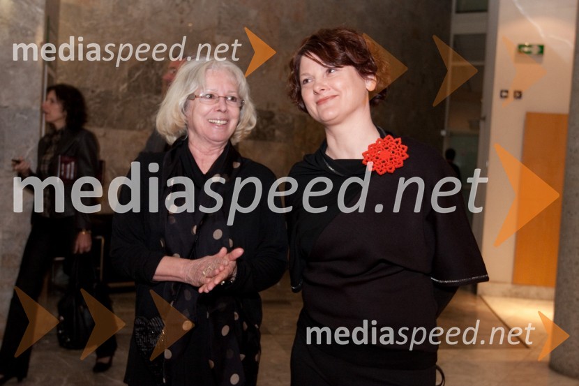 Teja Glažar, igralka in Martina Mrhar, dramaturginjaPogovori, samogovori premiera v SNG Nova Gorica