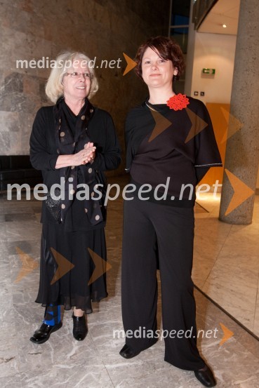 Teja Glažar, igralka in Martina Mrhar, dramaturginjaPogovori, samogovori premiera v SNG Nova Gorica