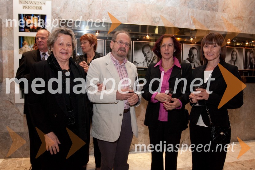 Veronika Zlobec, Marko Kravos, pisatelj, Štefka Zlobec (Veronikina snaha) in soproga Marka KravosaPogovori, samogovori premiera v SNG Nova Gorica