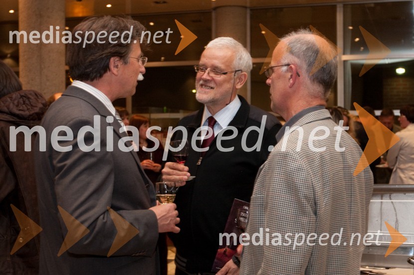 Jožko Čuk, direktor SNG Nova Gorica in Pavel Zgaga, profesor na Univerzi v 
Ljubljani z bratomPogovori, samogovori premiera v SNG Nova Gorica