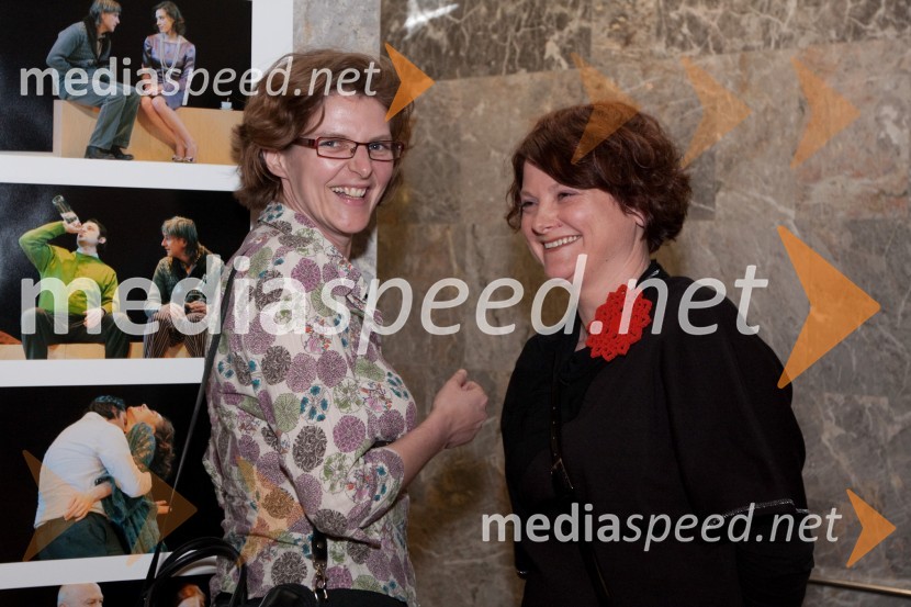 Tea Rogelj, dramaturginja in Martina Mrhar, dramaturginjaPogovori, samogovori premiera v SNG Nova Gorica
