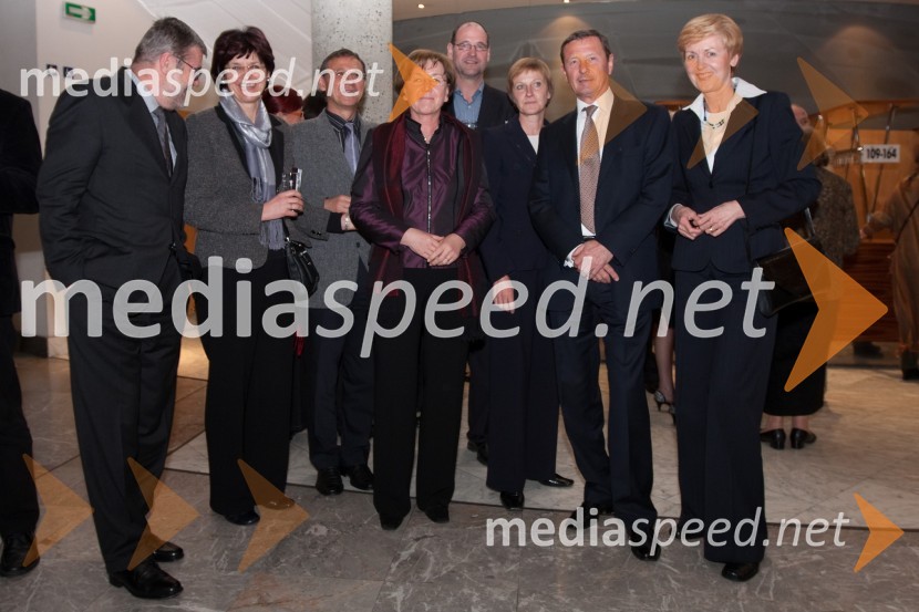 Igor Kogej, soprog Nanče Kosmač Kogej, Nevenka Vomer, Kosmačeva nečakinja, s 
soprogom Bojanom Vomerjem, Kosmačeva hči Nanča Kosmač Kogej, Miran Hvala, 
Kosmačev nečak, Danica Hvala, soproga Mirana Hvale, Jernej Kosmač, Kosmačev 
sin, Cvetka Selšek, predsednica uprave SKBPogovori, samogovori premiera v SNG Nova Gorica