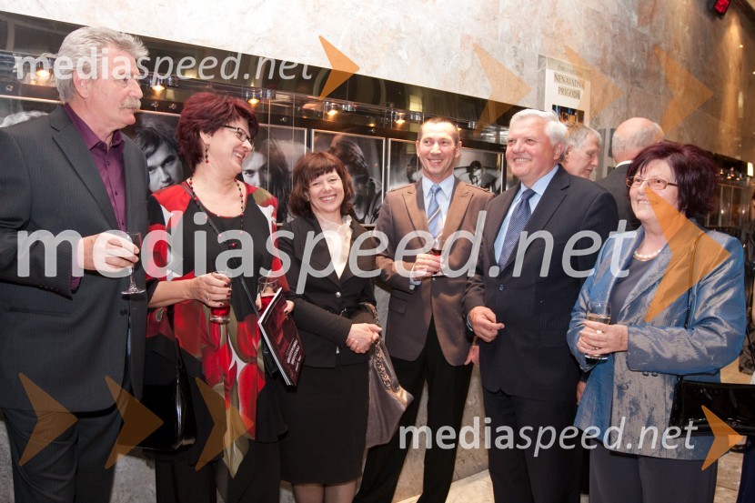 Branko Ličen, igralec, s soprogo Slavico Ličen, ..., soproga Ivana Kavčiča, Ivan Kavčič, zdravnik, 
Mirko Brulc, župan Nove Gorice in poslanec DZ, s soprogoPogovori, samogovori premiera v SNG Nova Gorica