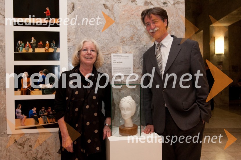 Teja Glažar, igralka SNG Nova Gorica in dobitnica 
odličja Marija Vera, igralskega priznanja ZDUS za življenjsko delo in Jožko Čuk, direktor Slovenskega narodnega gledališča (SNG) Nova GoricaPogovori, samogovori premiera v SNG Nova Gorica