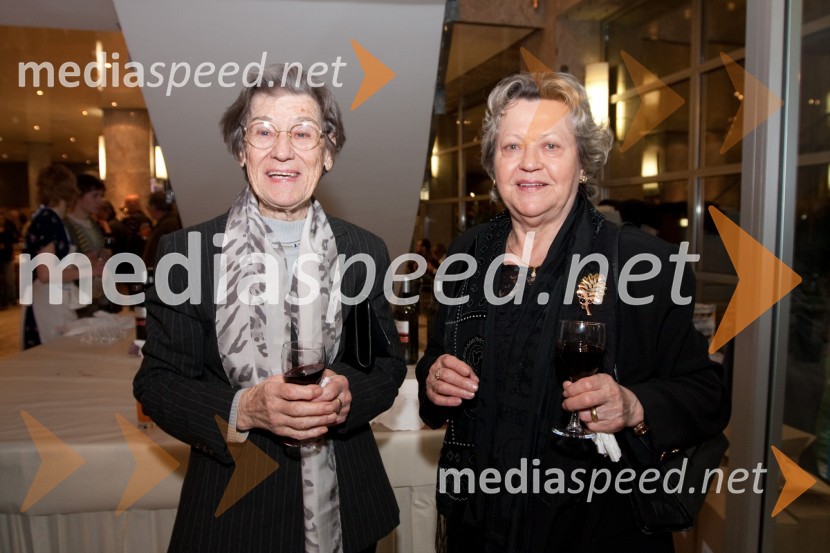 Tatjana Jelaska in Veronika ZlobecPogovori, samogovori premiera v SNG Nova Gorica