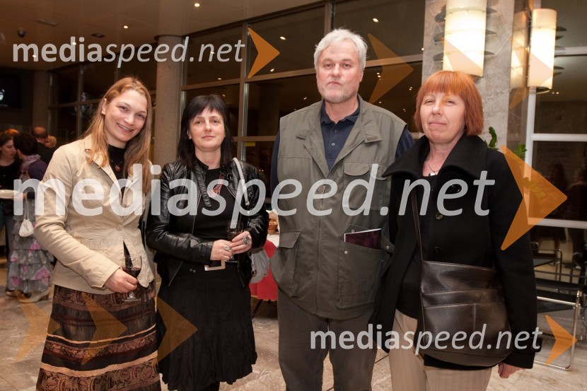 Špela Mrak, novinarka Alpskega vala, Karla Kofol, Tolminski muzej, Drago Trpin, direktor Pokrajinskega arhiva Nova Gorica in soproga Milena VadnauPogovori, samogovori premiera v SNG Nova Gorica