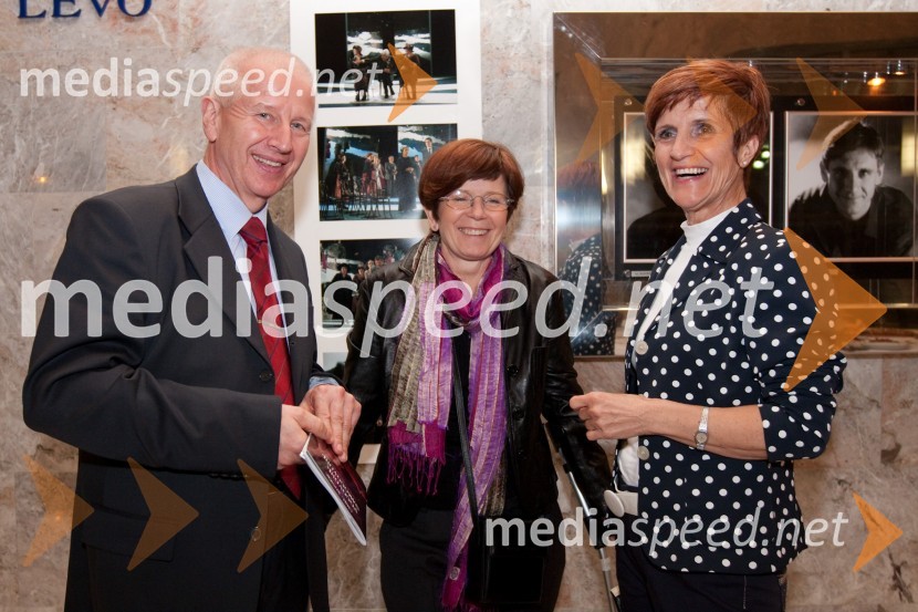 Boris Lozej, direktor Meblo Holdinga, soproga Darja Lozej in Branka Štrukelj, organizatorka SNG Nova GoricaPogovori, samogovori premiera v SNG Nova Gorica