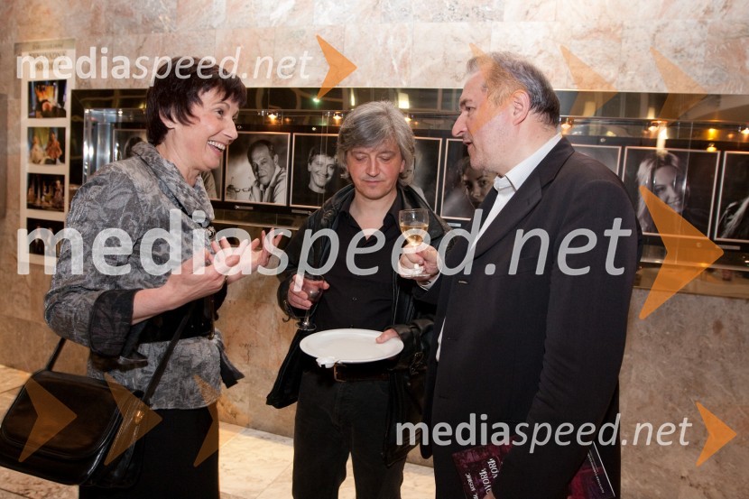 Ingrid Kašca Bucik, novinarka Radia Koper, Iztok Mlakar, igralec in Bojan BratecPogovori, samogovori premiera v SNG Nova Gorica