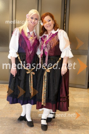 Mateja Podvratnik in Alenka Sinigajda, pevki Ansambla Ta pravi faloti16. Festival Slovenska polka in valček