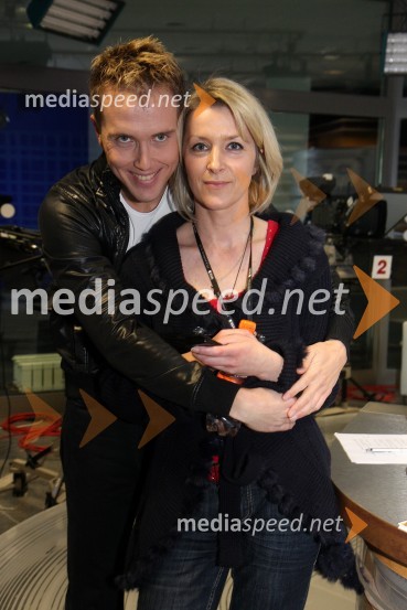 Miha Alujevič, igralec in pevec in Branka Breznik, producentka RTSRdeča preproga s Sebastianom, snemanje oddaje