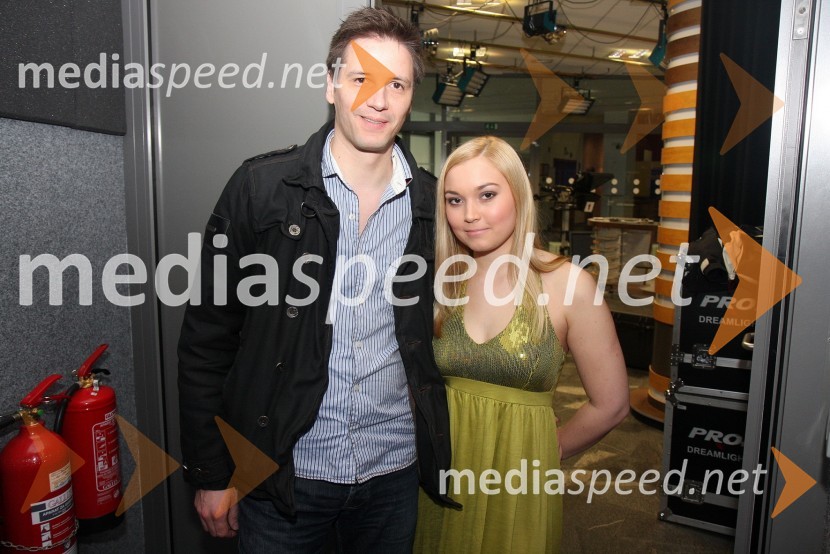 Stipe Jerič, direktor produkcije in strateškega razvoja RTS ter Eva Černe, pevkaRdeča preproga s Sebastianom, snemanje oddaje