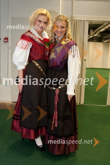 Anita Kadenšek in Katarina Bordner, članici ansambla Veseli svatje16. Festival Slovenska polka in valček