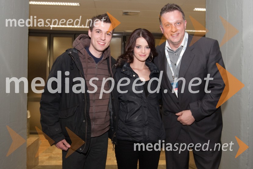 Rok Žlindra in Barbara Ogrinc, člana Ansambla Roka Žlindre in Igor Pirkovič, pomočnik direktorja TV Slovenija16. Festival Slovenska polka in valček