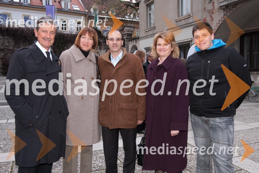 Igor Bončina, Mojca Menart, vodja založništva na RTV SLO, Edo Sternad, soproga Karmen in sin RokKoncert ob 20 letnici Lionizma v Sloveniji