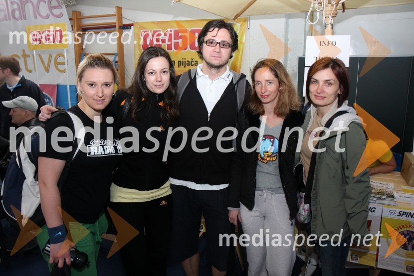 Helena Ajdnik, moderatorka Radia City, Jasmina Cehnar, novinarka časnika Večer, Aljaž Mejal, novinar Radia City, Tadeja Toplak in Branka Bezjak, novinarki časnika VečerŠtajerska goni, dobrodelni spinning maraton