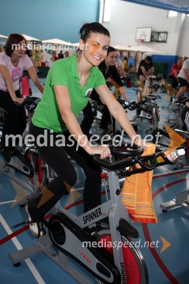 Aida Muratovič, 1. spremljevalka Miss Universe 2009 in manekenkaŠtajerska goni, dobrodelni spinning maraton