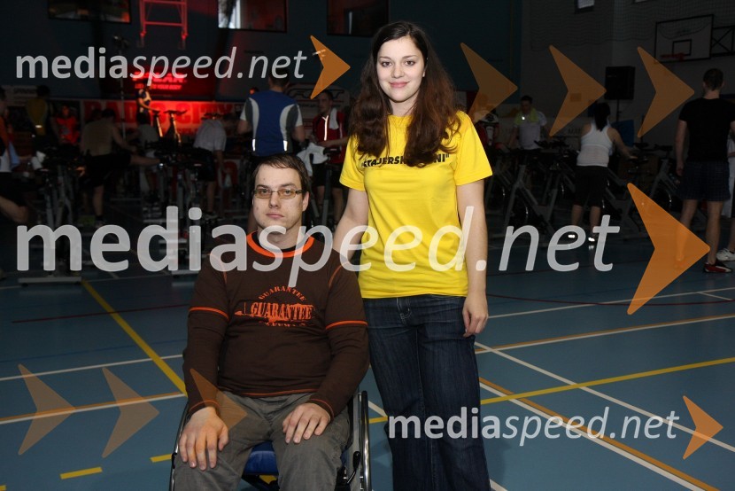 Branko Hojnik in Tanja Kodrič, varovanca Univerzitetnega rehabilitacijska centra SočaŠtajerska goni, dobrodelni spinning maraton