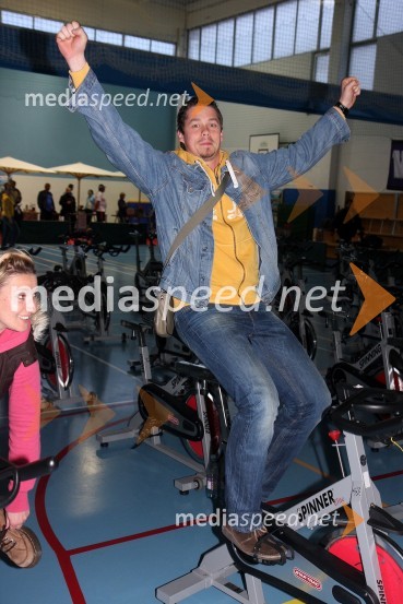 Boštjan Bračič, pevec skupine Invite in moderator Radia CityŠtajerska goni, dobrodelni spinning maraton