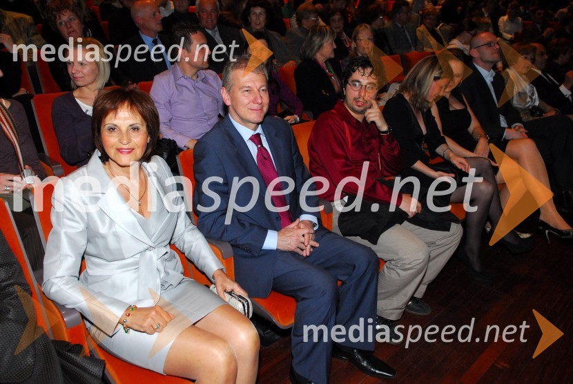Andreja Kračun, predsednica združenja Koraki za korakce in njen mož dr. Davorin Kračun, profesor na Ekonomsko-poslovni fakulteti Univerze v Mariboru ter nekdanji veleposlanik Slovenije v ZDAKoraki za korakce, dobrodelni koncert