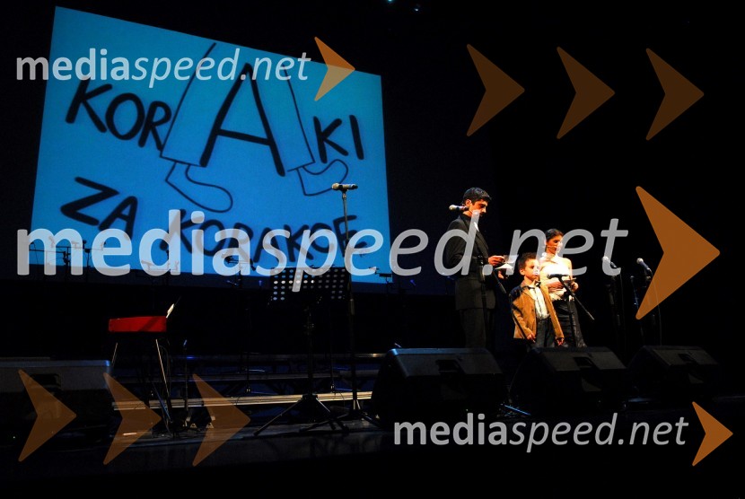 Bor Greiner, odgovorni urednik Radia City in povezovalec koncerta, Blaž Janžič ter Natalija Bratkovič, voditeljica na RTS in povezovalka koncertaKoraki za korakce, dobrodelni koncert