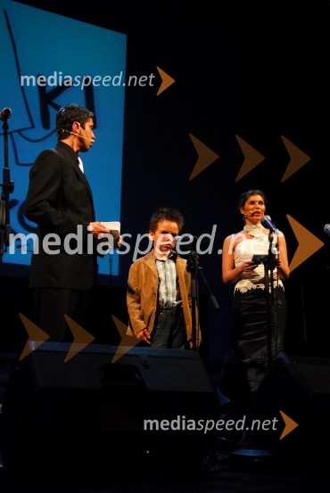 Bor Greiner, odgovorni urednik Radia City in povezovalec koncerta, Blaž Janžič ter Natalija Bratkovič, voditeljica na RTS in povezovalka koncertaKoraki za korakce, dobrodelni koncert