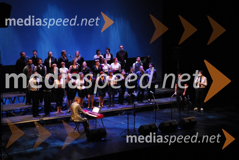 Tomaž Kozlevčar, dirigent in Perpetuum Jazzile, pevski zborKoraki za korakce, dobrodelni koncert