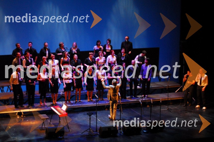 Tomaž Kozlevčar, dirigent in Perpetuum Jazzile, pevski zborKoraki za korakce, dobrodelni koncert