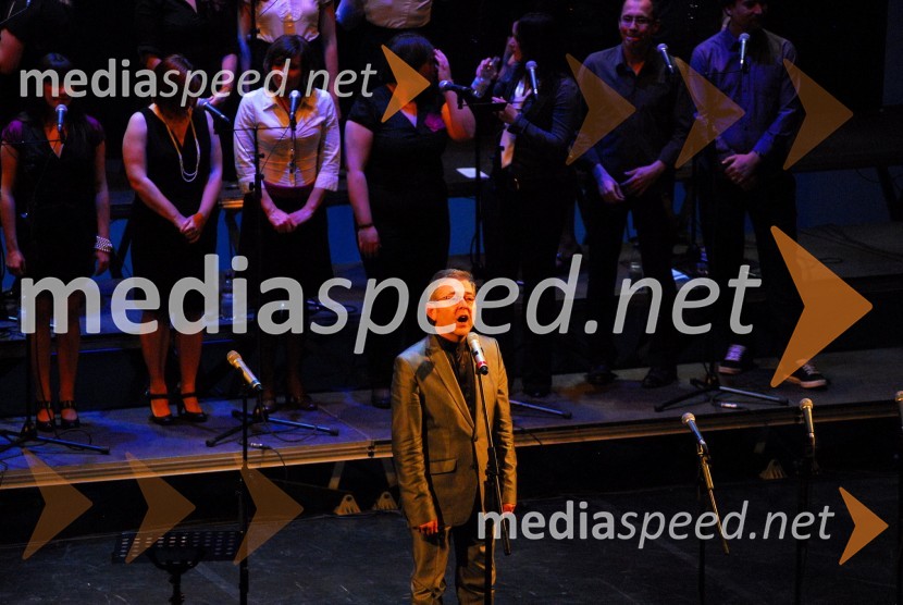 Tomaž Kozlevčar, dirigent in Perpetuum Jazzile, pevski zborKoraki za korakce, dobrodelni koncert