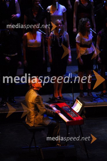 Tomaž Kozlevčar, dirigent in Perpetuum Jazzile, pevski zborKoraki za korakce, dobrodelni koncert