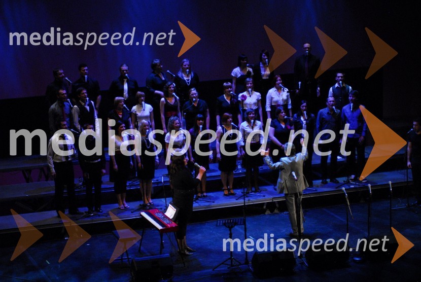 Tomaž Kozlevčar, dirigent in Perpetuum Jazzile, pevski zborKoraki za korakce, dobrodelni koncert