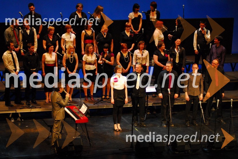 Tomaž Kozlevčar, dirigent in Perpetuum Jazzile, pevski zborKoraki za korakce, dobrodelni koncert