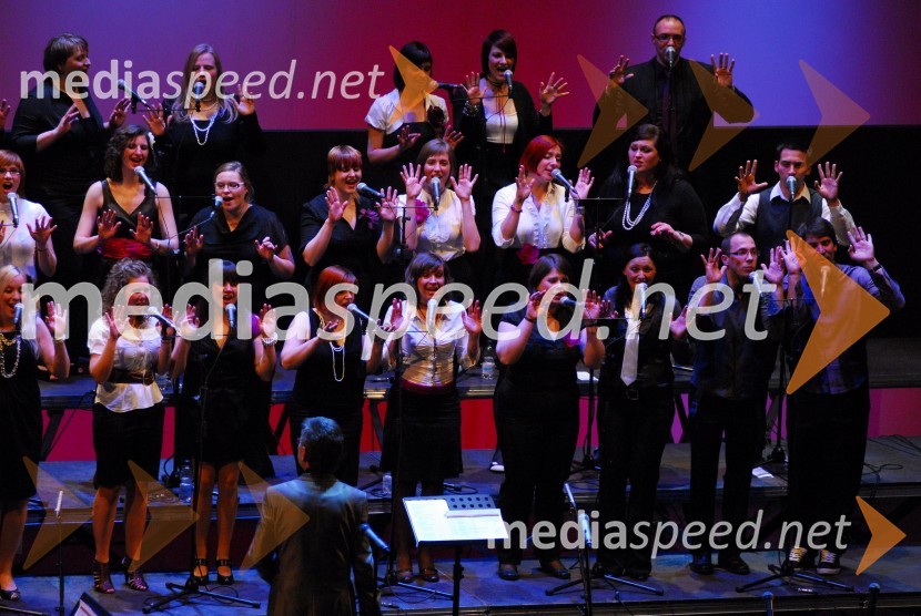 Tomaž Kozlevčar, dirigent in Perpetuum Jazzile, pevski zborKoraki za korakce, dobrodelni koncert