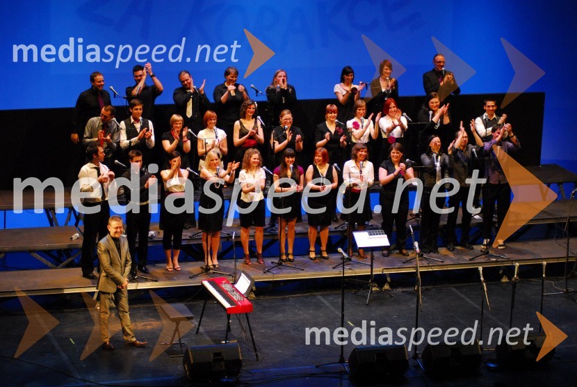 Tomaž Kozlevčar, dirigent in Perpetuum Jazzile, pevski zborKoraki za korakce, dobrodelni koncert