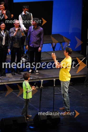 Perpetuum Jazzile, pevski zbor, Blaž Janžič ter Bor Greiner, odgovorni urednik Radia City in povezovalec koncertaKoraki za korakce, dobrodelni koncert