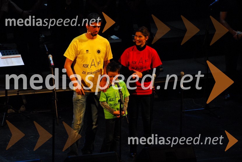 Bor Greiner, odgovorni urednik Radia City in povezovalec koncerta, Blaž Janžič ter Natalija Bratkovič, voditeljica na RTS in povezovalka koncertaKoraki za korakce, dobrodelni koncert