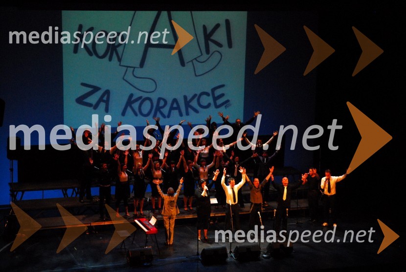 Tomaž Kozlevčar, dirigent in Perpetuum Jazzile, pevski zborKoraki za korakce, dobrodelni koncert