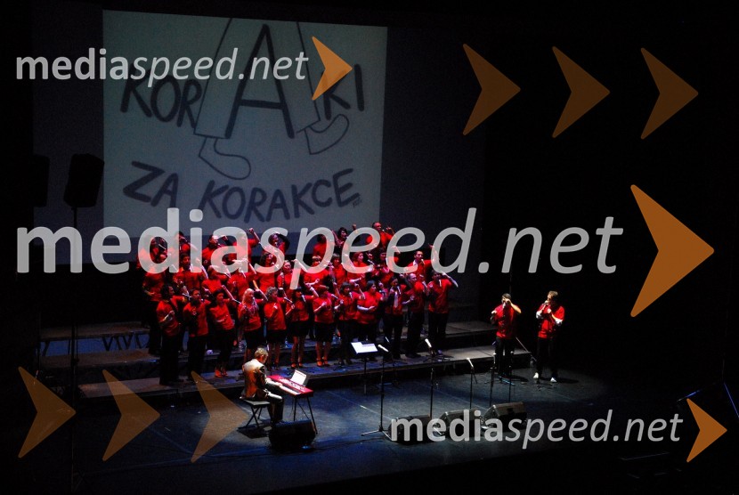 Tomaž Kozlevčar, dirigent in Perpetuum Jazzile, pevski zborKoraki za korakce, dobrodelni koncert