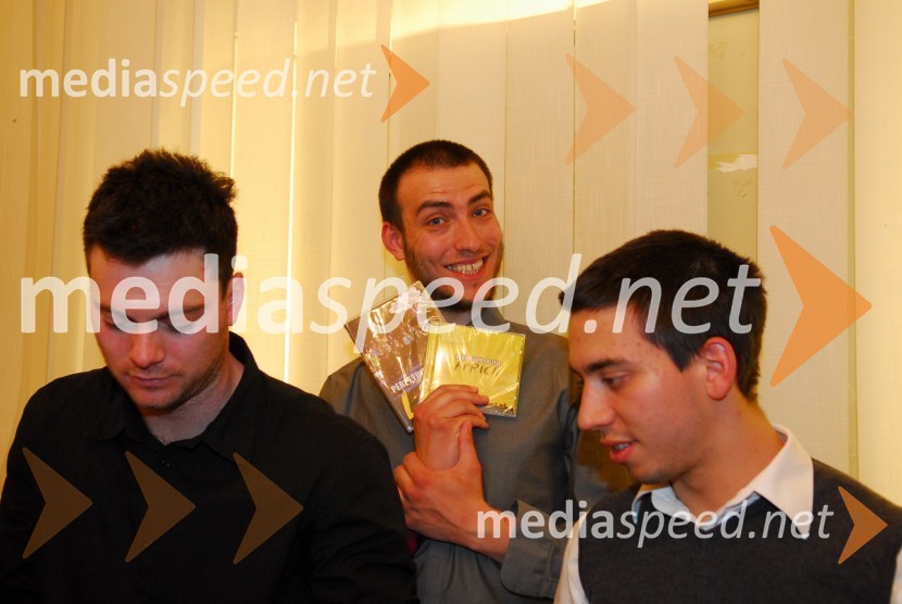 Člani pevskega zbora Perpetuum JazzileKoraki za korakce, dobrodelni koncert