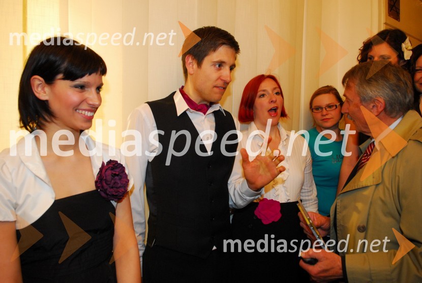 Člani pevskega zbora Perpetuum JazzileKoraki za korakce, dobrodelni koncert