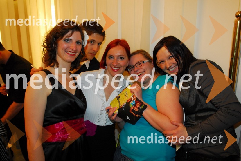 Člani pevskega zbora Perpetuum JazzileKoraki za korakce, dobrodelni koncert