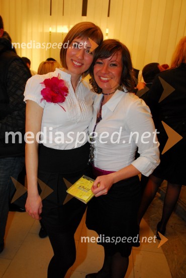 Članici pevskega zbora Perpetuum JazzileKoraki za korakce, dobrodelni koncert