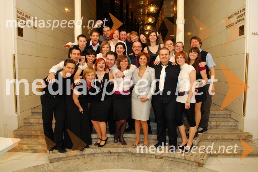 Perpetuum Jazzile, pevski zbor in Andreja Kračun, predsednica združenja Koraki za korakceKoraki za korakce, dobrodelni koncert