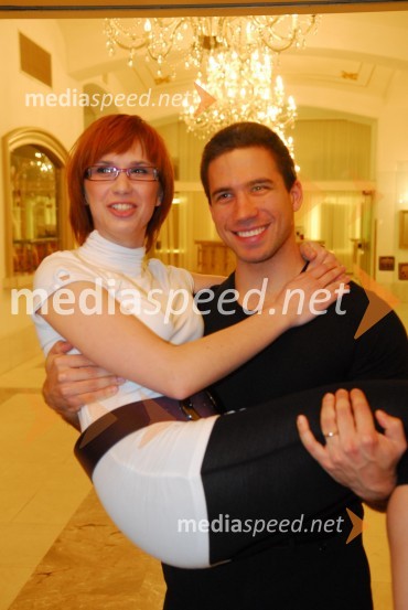 Člana pevskega zbora Perpetuum JazzileKoraki za korakce, dobrodelni koncert